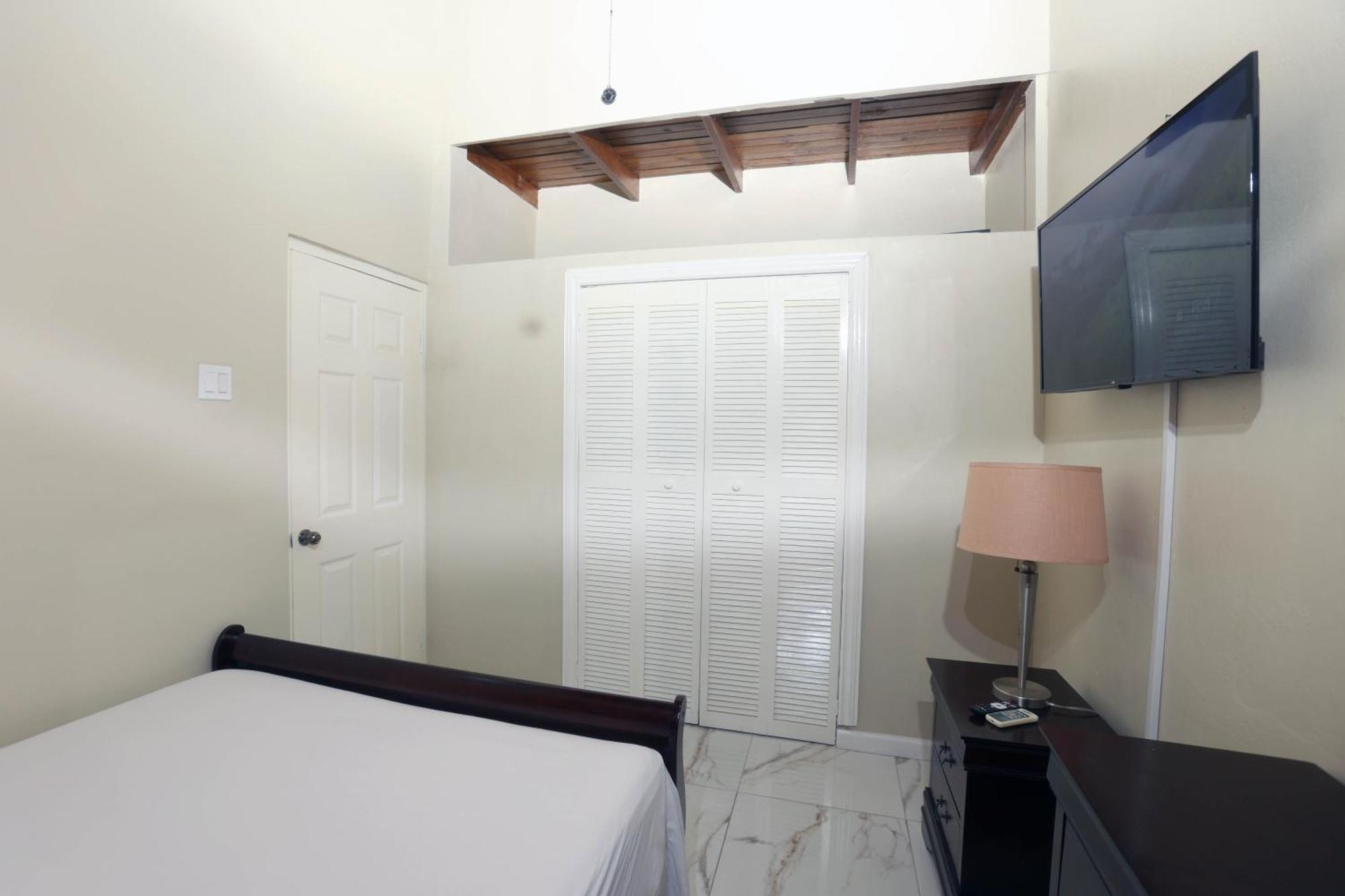 Spacious Luxury 3 Bed Rooms In Kingston Exterior photo